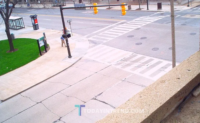 Cars and pedestrians sharing a California intersection