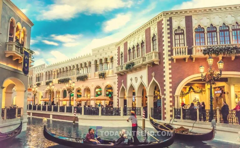 by law, what color is a gondola in venice, italy?
